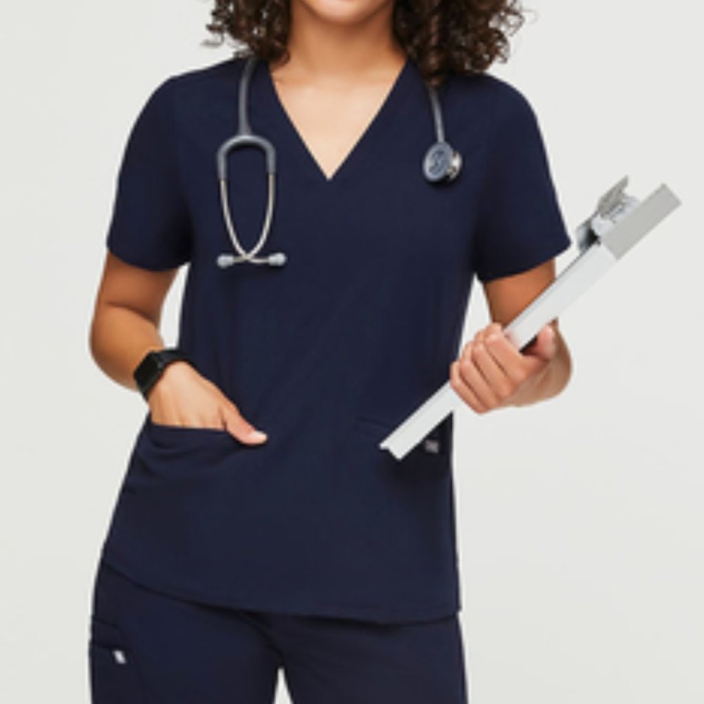 FIGS Casma™ Three-Pocket Scrub Top